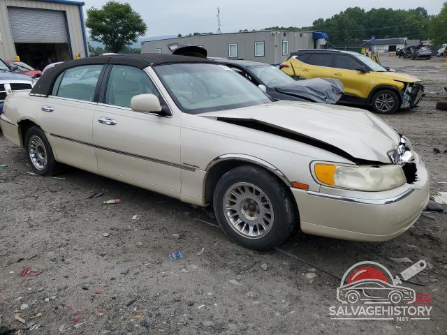1LNHM83W8YY800964 2000 LINCOLN TOWNCAR photo no. 4