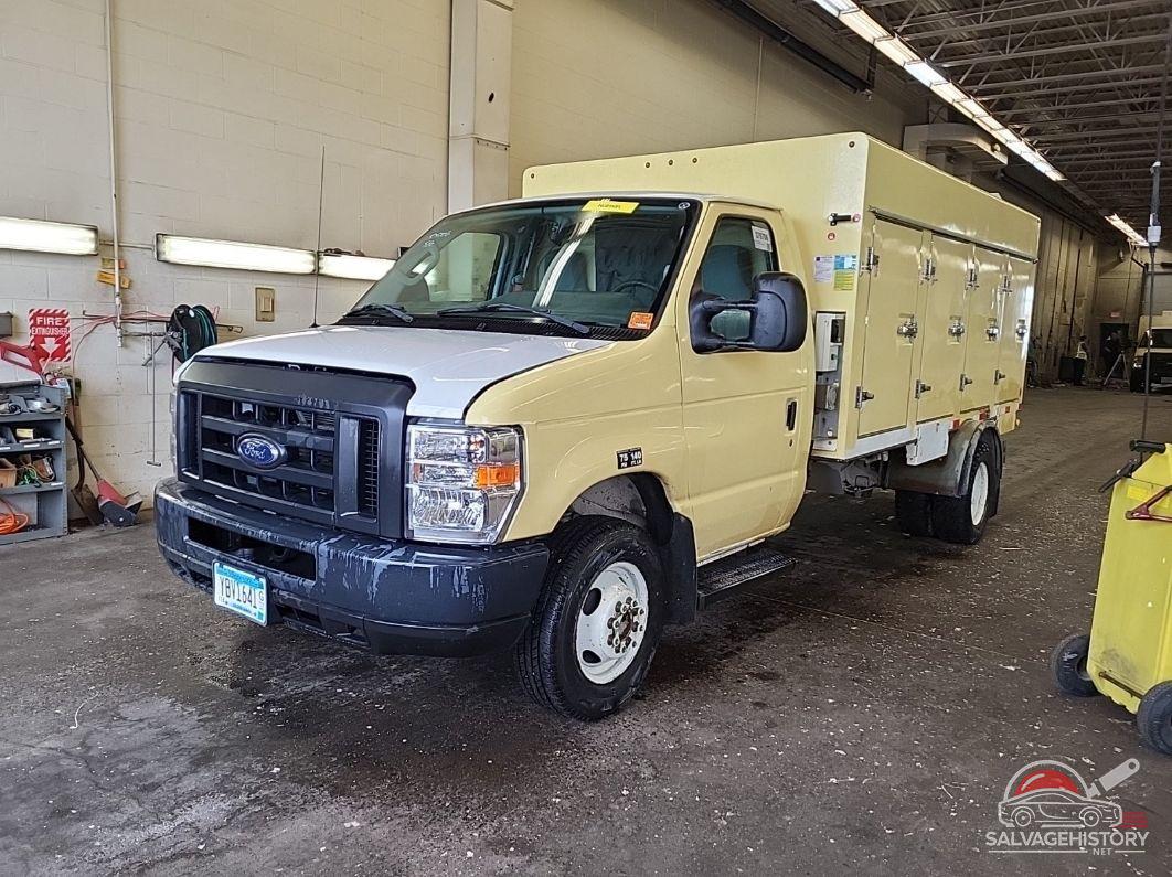 1FDXE4FS1JDC18664 2018 FORD E-450 CUTAWAY photo no. 2