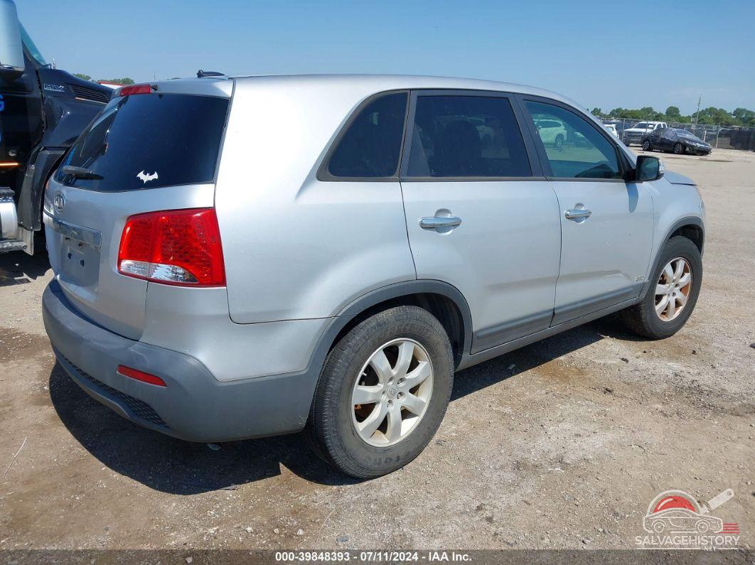 5XYKTCA13BG024928 2011 KIA SORENTO photo no. 4