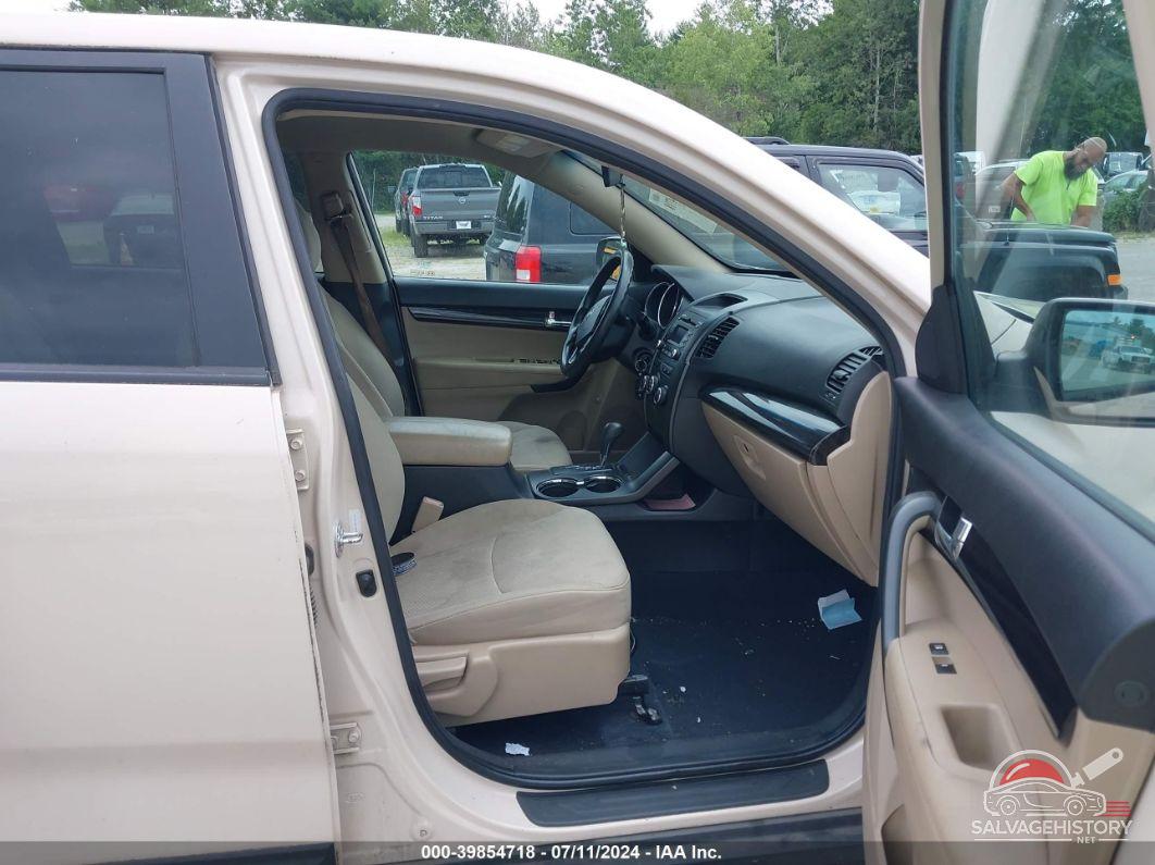 5XYKT3A18BG170175 2011 KIA SORENTO photo no. 5