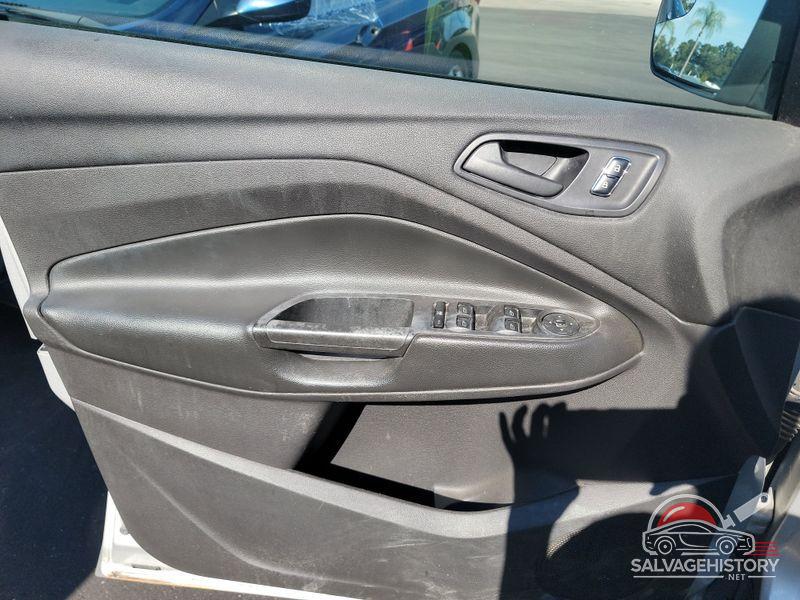 1FMCU0F75FUA04130 2015 FORD ESCAPE photo no. 2