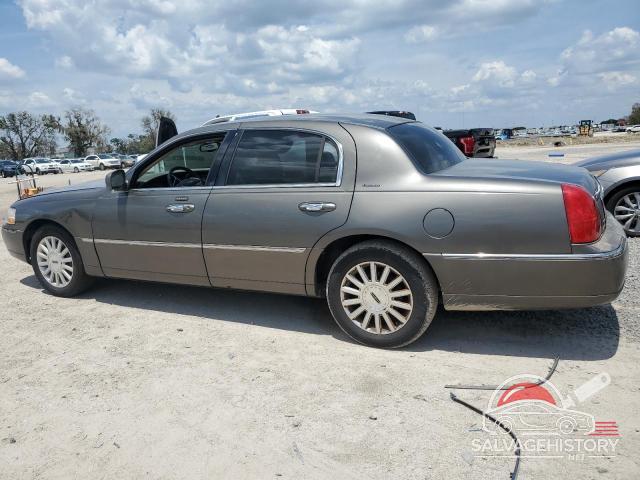 1LNHM81W63Y673109 2003 LINCOLN TOWNCAR photo no. 2