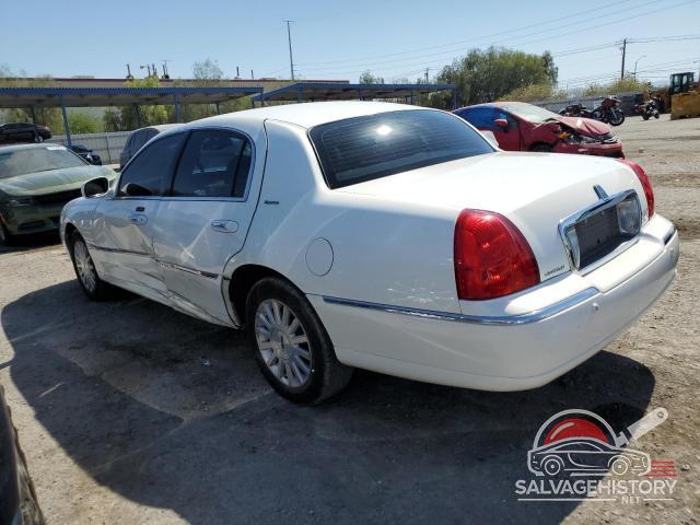 1LNHM81WX4Y677231 2004 LINCOLN TOWNCAR photo no. 2