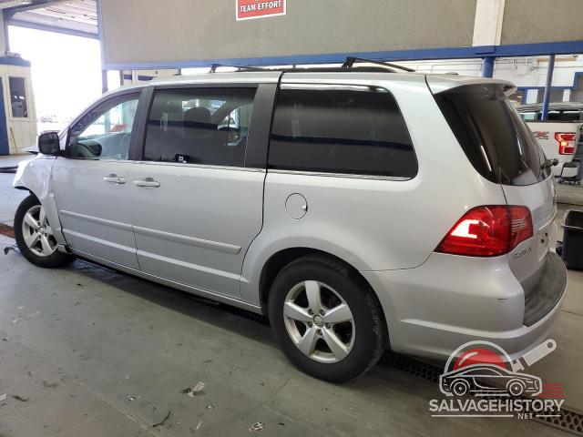 2V4RW3DG5BR625703 2011 VOLKSWAGEN ROUTAN photo no. 2