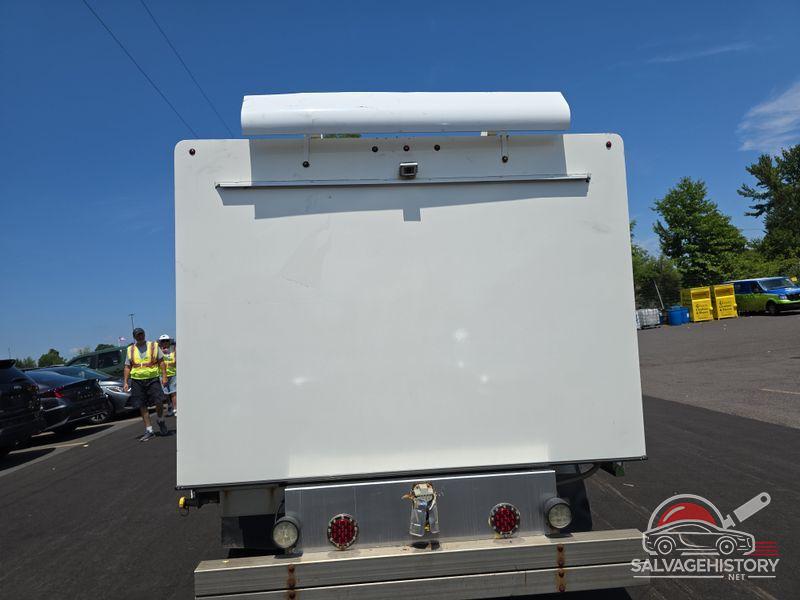1FDXE4FS4HDC69053 2017 FORD E-450 CUTAWAY photo no. 2