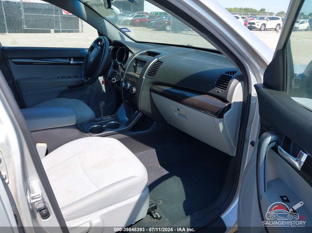 5XYKTCA13BG024928 2011 KIA SORENTO photo no. 5
