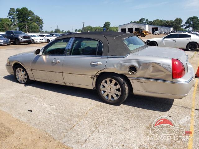 1LNHM81W94Y619076 2004 LINCOLN TOWNCAR photo no. 2
