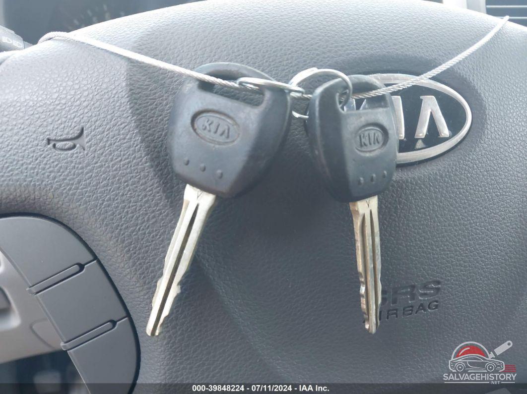 KNDMB233386229522 2008 KIA SEDONA photo no. 11