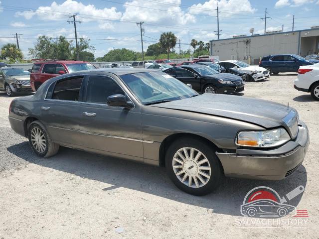 1LNHM81W63Y673109 2003 LINCOLN TOWNCAR photo no. 4