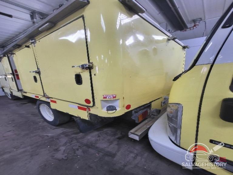 54DC4W1B8JS801586 2018 ISUZU NPR HD photo no. 2