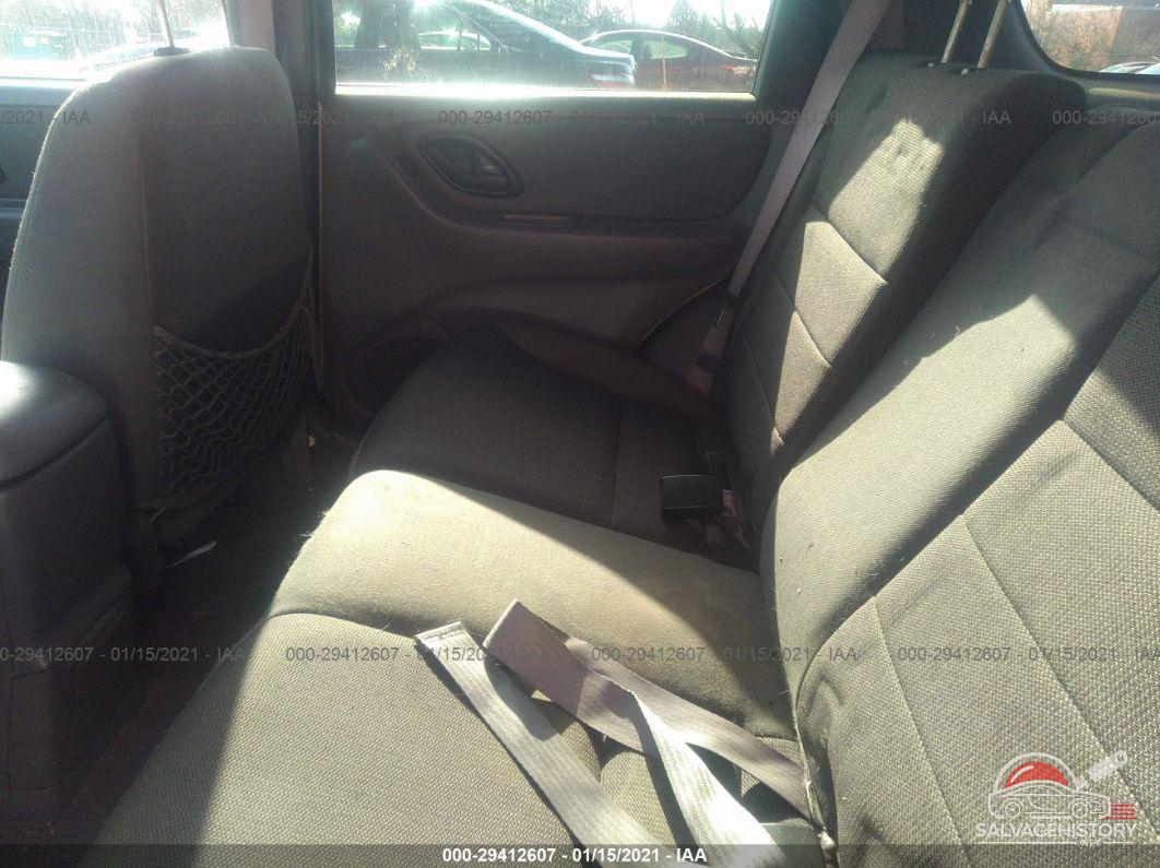 1FMYU03122KD84183 2002 FORD ESCAPE photo no. 8