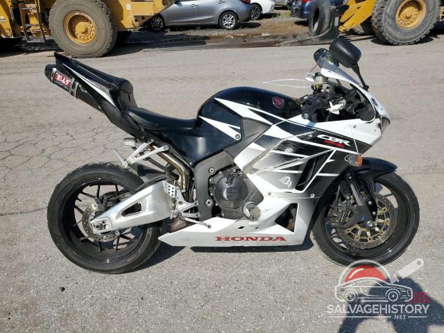 JH2PC40J7GK200403 2016 HONDA CBR CYCLE photo no. 3