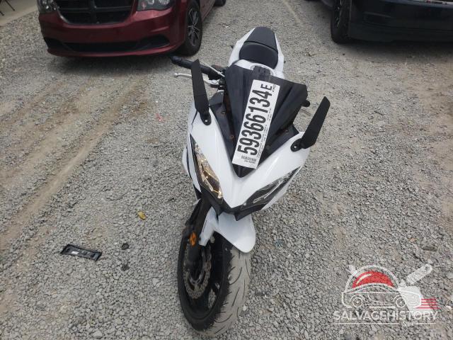 JKAEXEK13HDA04226 2017 KAWASAKI EX650 F photo no. 2