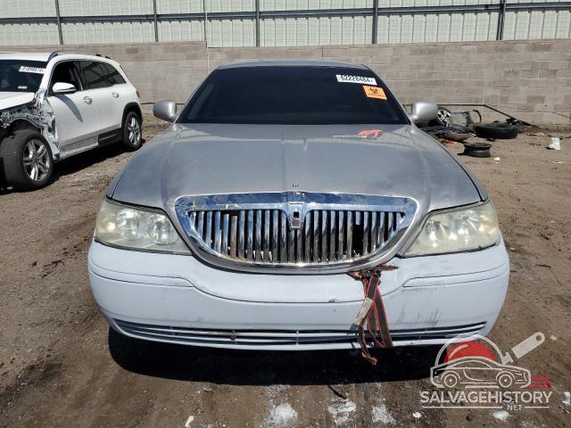 1LNHM81W03Y658217 2003 LINCOLN TOWNCAR photo no. 5