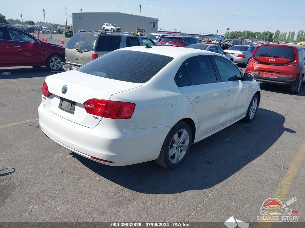 3VW3L7AJ2DM202374 2013 VOLKSWAGEN JETTA photo no. 4
