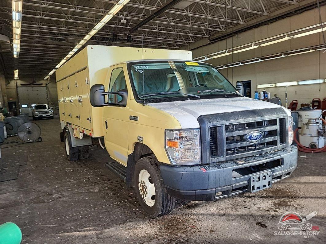 1FDXE4FS0JDC17473 2018 FORD ECONOLINE photo no. 2