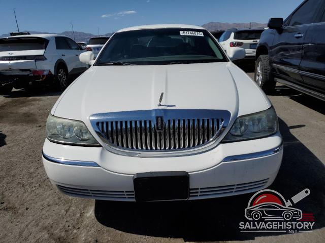 1LNHM81WX4Y677231 2004 LINCOLN TOWNCAR photo no. 5