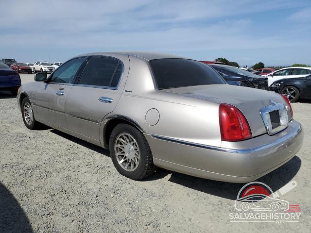 1LNHM82W32Y625838 2002 LINCOLN TOWNCAR photo no. 2