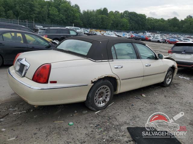 1LNHM83W8YY800964 2000 LINCOLN TOWNCAR photo no. 3