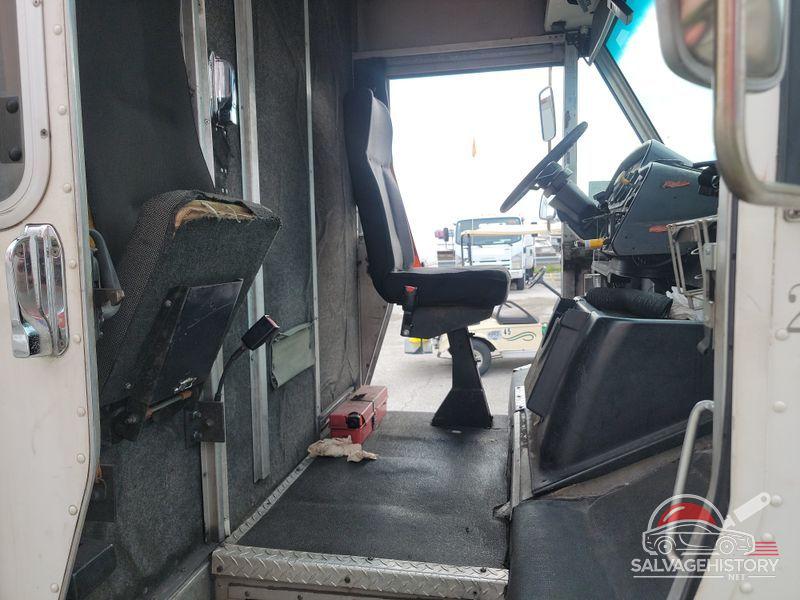 4UZAANBW91CJ22318 2001 FREIGHTLINER CHASSIS photo no. 2