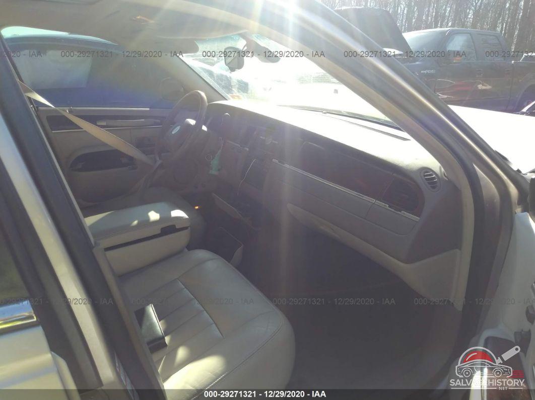1LNHM82W13Y681455 2003 LINCOLN TOWN CAR photo no. 5