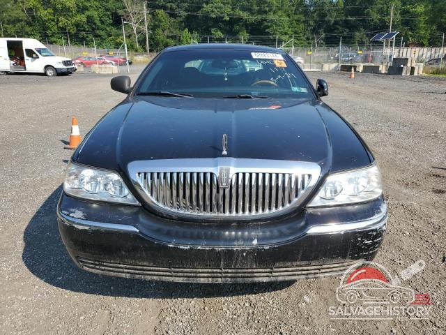 1LNHM82W83Y652602 2003 LINCOLN TOWNCAR photo no. 5